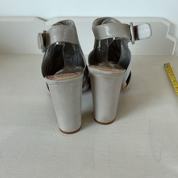 Vince Camuto open toe, sling back heels - Picture 3 of 9